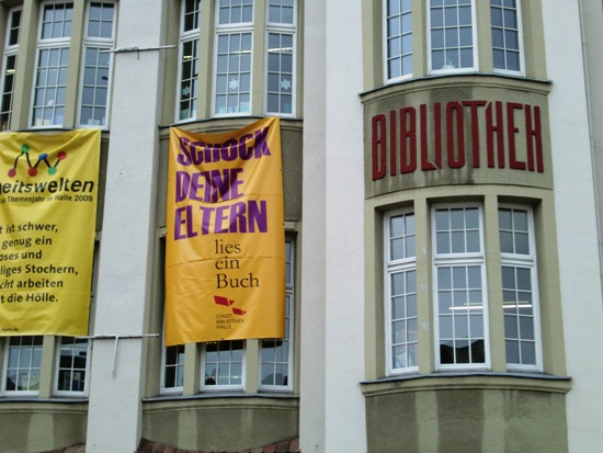 An der Fassade der Zentralbibliothek am Hallmarkt ist ein großer Banner befestigt.